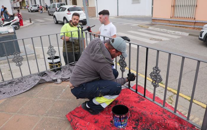 La Barriada de la Constitución culmina su transformación con nuevo asfaltado, pintura y renovación del mobiliario urbano