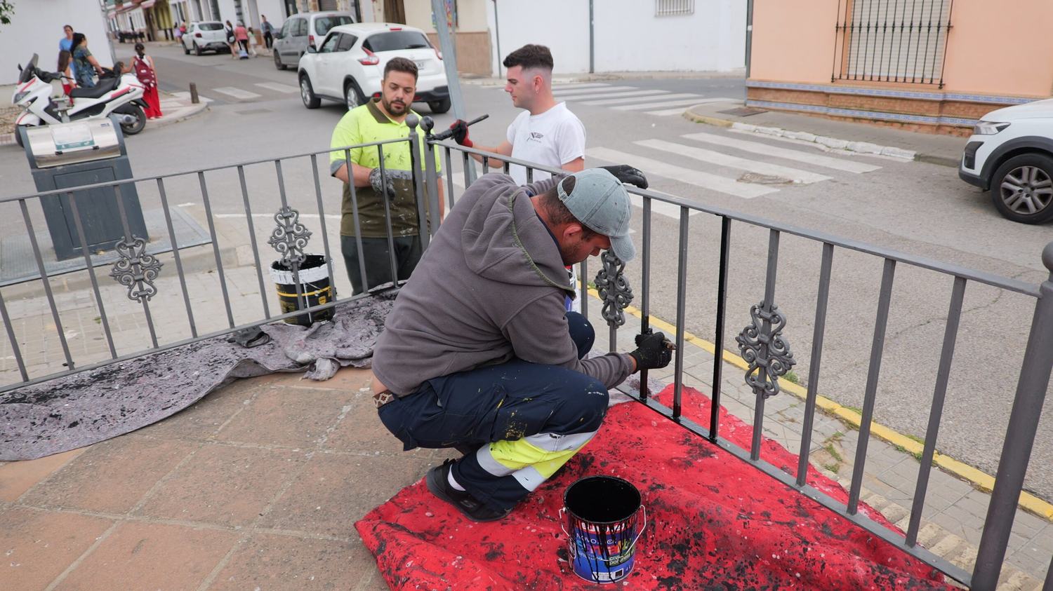 La Barriada de la Constitución culmina su transformación con nuevo asfaltado, pintura y renovación del mobiliario urbano
