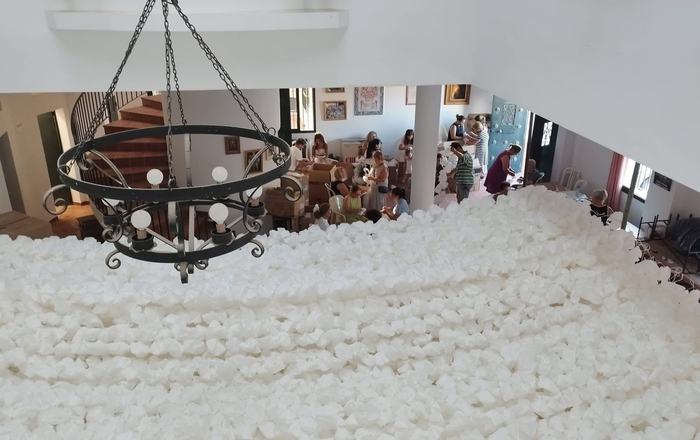 La Asociación Cultural Flores para la Pastora, una pieza clave para vestir de flores El Rocío en la Venida de la Virgen