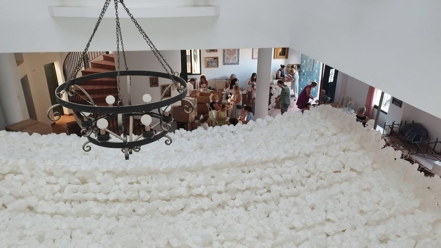 La Asociación Cultural Flores para la Pastora, una pieza clave para vestir de flores El Rocío en la Venida de la Virgen
