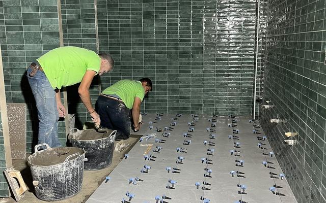 Los nuevos baños públicos del Mercado de Abastos toman forma de cara a la Venida de la Virgen
