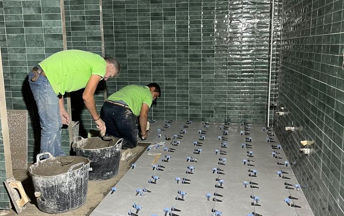 Los nuevos baños públicos del Mercado de Abastos toman forma de cara a la Venida de la Virgen