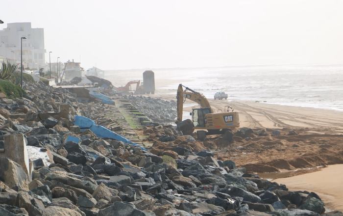 Cerca de 132.000 toneladas de piedra y más de 5.200 viajes de camión: las cifras de la histórica reconstrucción del Paseo Marítimo de Matalascañas