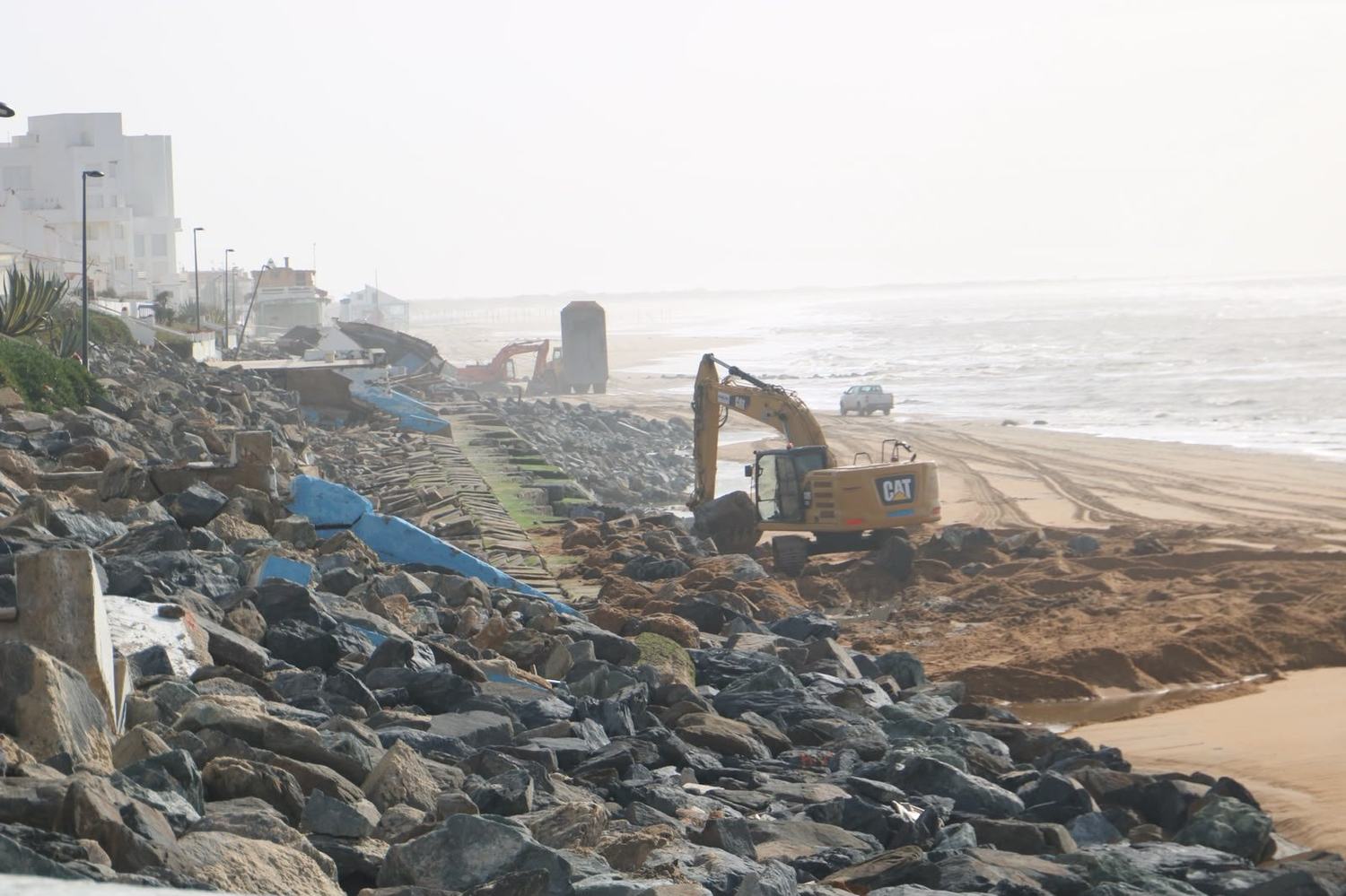 Cerca de 132.000 toneladas de piedra y más de 5.200 viajes de camión: las cifras de la histórica reconstrucción del Paseo Marítimo de Matalascañas