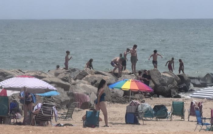 Casi un mes después, las imprudencias continúan en los espigones de Matalascañas