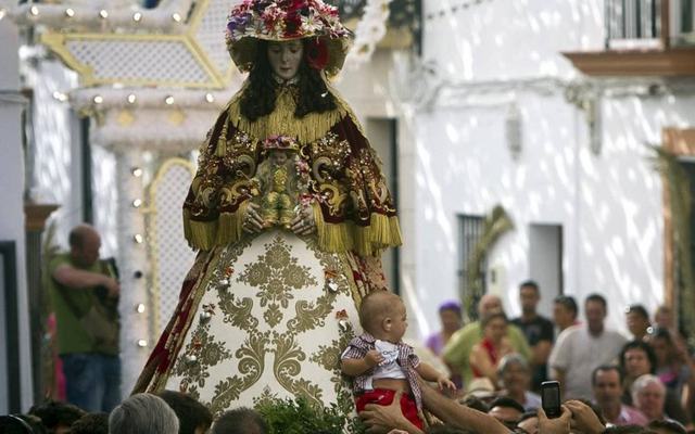 ¡Esa carita con tirabuzones que le quita el sentido a Almonte!