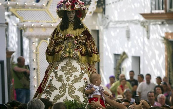 ¡Esa carita con tirabuzones que le quita el sentido a Almonte!