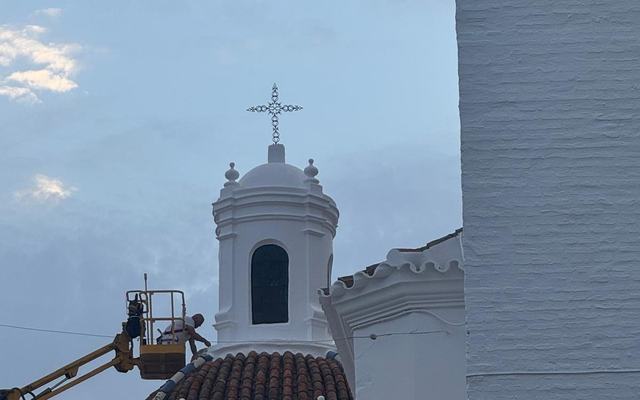 Faros de fe y cal: las linternas que iluminan la Parroquia de la Asunción de Almonte