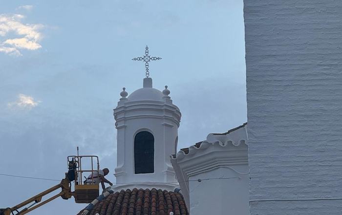 Faros de fe y cal: las linternas que iluminan la Parroquia de la Asunción de Almonte