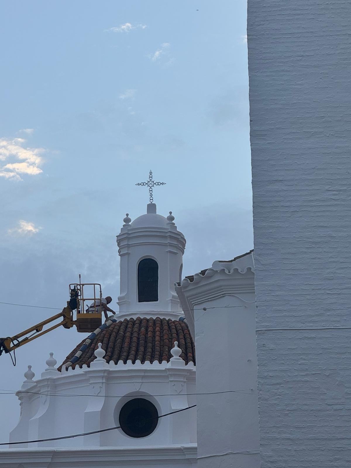 Faros de fe y cal: las linternas que iluminan la Parroquia de la Asunción de Almonte