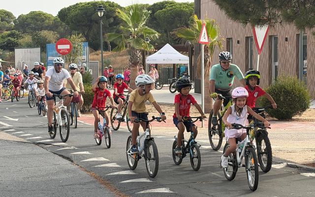 Matalascañas pedalea en familia en una exitosa Ruta en Bici con gran participación