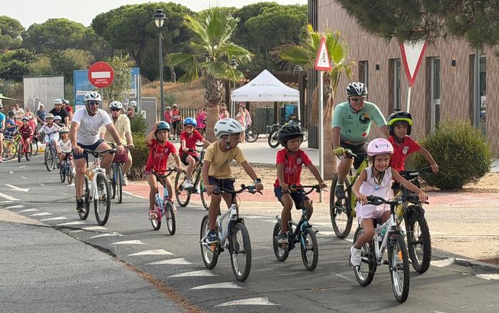 Matalascañas pedalea en familia en una exitosa Ruta en Bici con gran participación