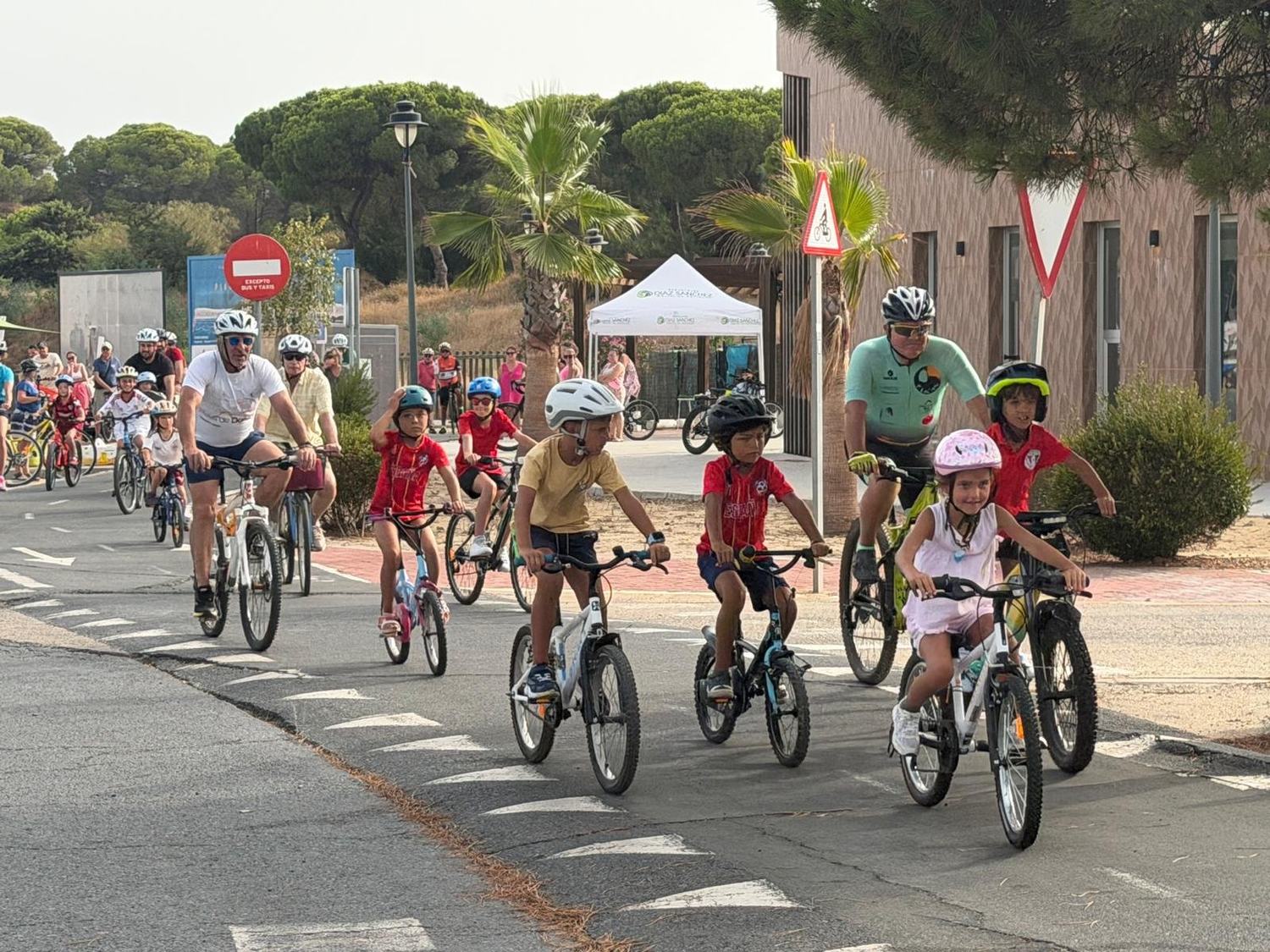 Matalascañas pedalea en familia en una exitosa Ruta en Bici con gran participación