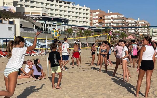 “Deporte en la Calle” consolida su éxito con una multitudinaria jornada de voleibol en Matalascañas
