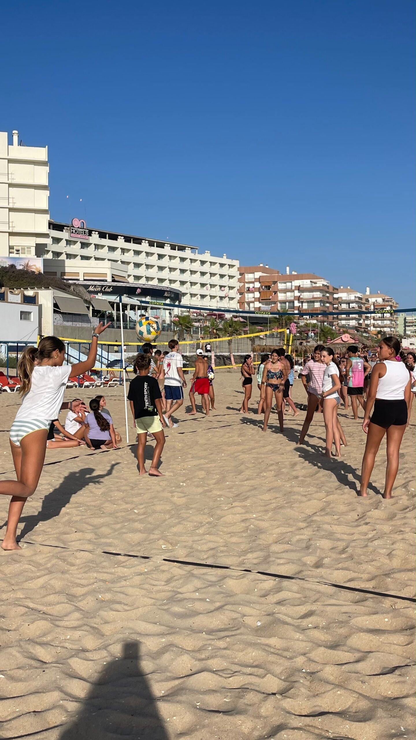 “Deporte en la Calle” consolida su éxito con una multitudinaria jornada de voleibol en Matalascañas