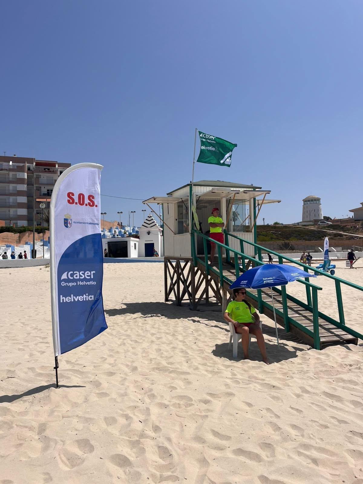 Matalascañas refuerza su liderazgo como playa segura con más de 300 intervenciones del servicio de socorrismo este verano