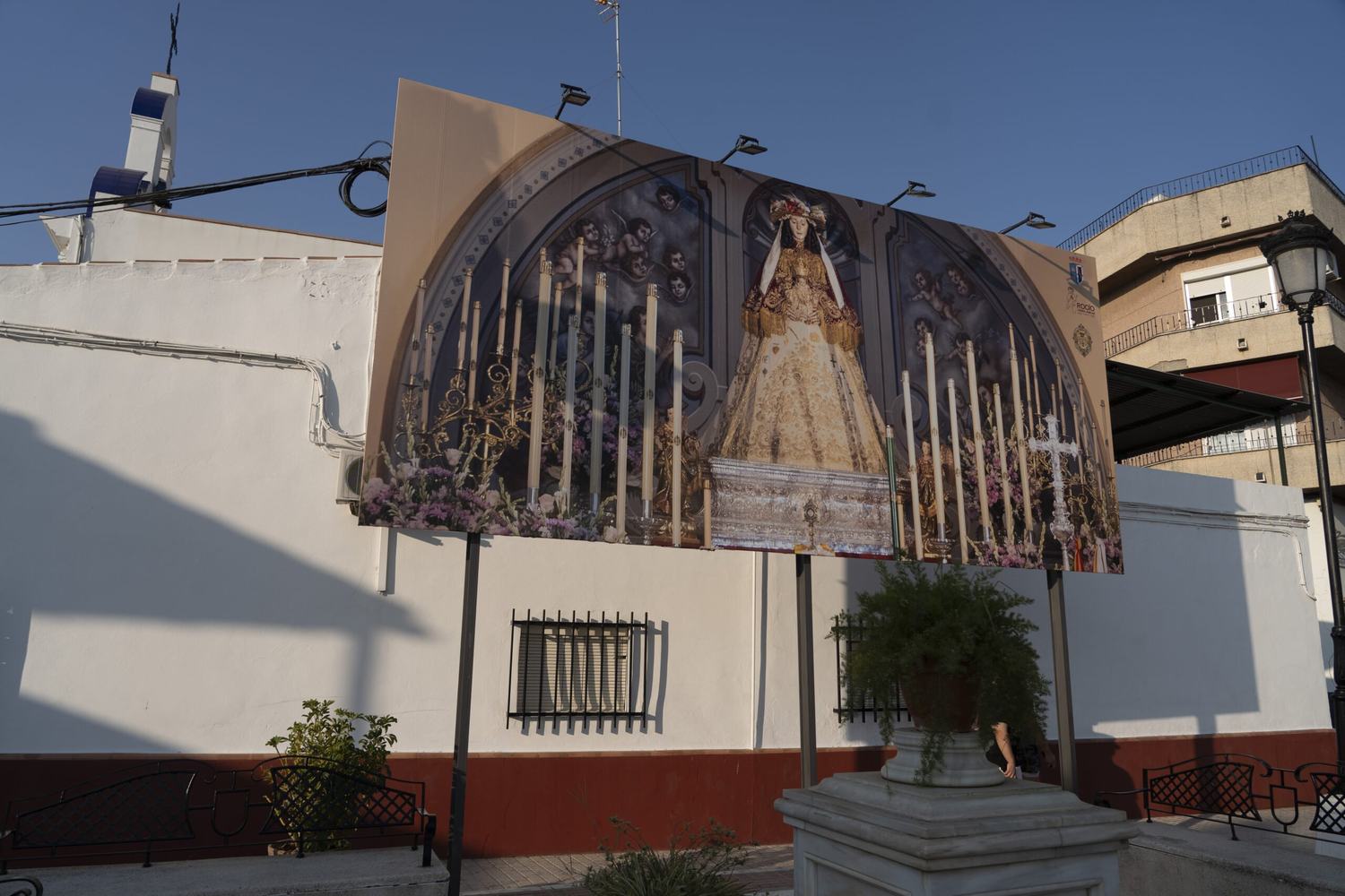 La Venida ya se siente en Almonte con un gran mural dedicado a la Pastora