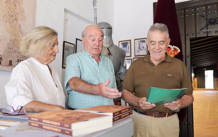 Manuel Pérez Espina deja un legado para Almonte con la donación de su libro y un documento histórico de 1956