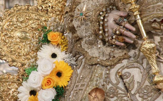 Las manos que mecen la fe: la herencia viva del Rocío en el bendito pueblo de Almonte