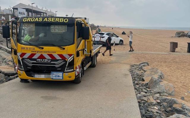 Un conductor accede con su vehículo hasta la arena de Matalascañas tras entrar por el nuevo paseo marítimo