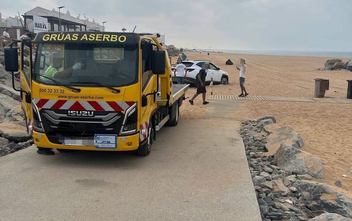 Un conductor accede con su vehículo hasta la arena de Matalascañas tras entrar por el nuevo paseo marítimo
