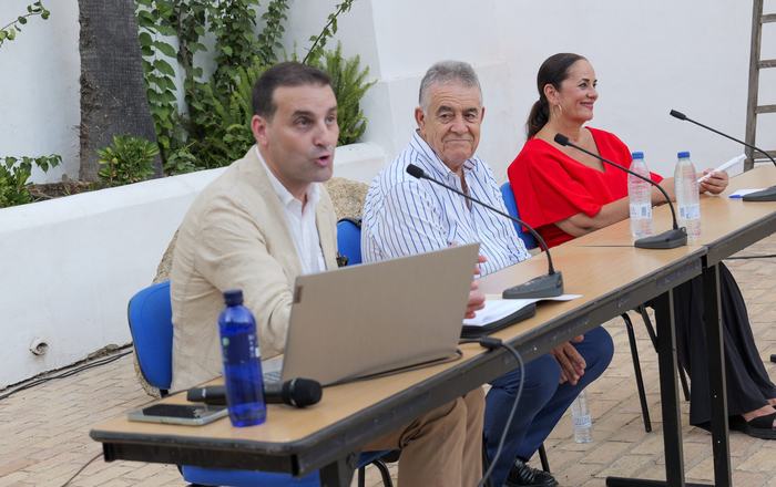 Manuel Galán cautiva al público con una brillante conferencia sobre el legado de la Orden Dominica en Almonte