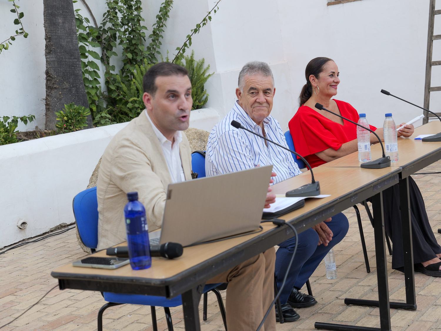 Manuel Galán cautiva al público con una brillante conferencia sobre el legado de la Orden Dominica en Almonte