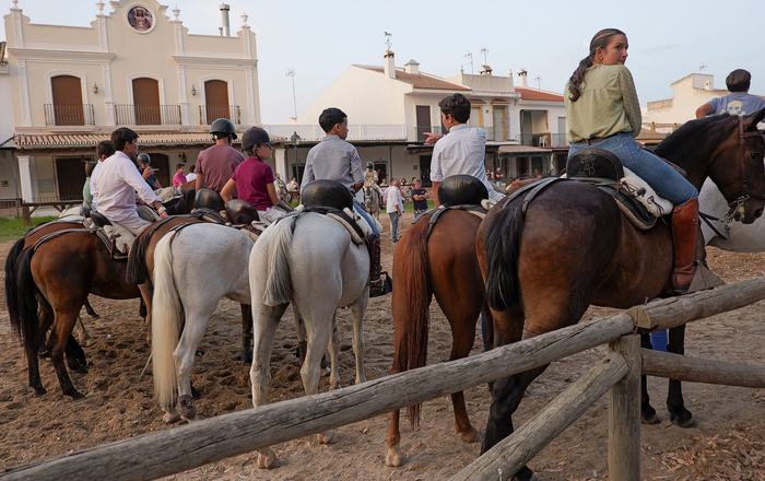 Las carreras de cintas infantiles mantienen viva la tradición ecuestre entre los más pequeños en El Rocío