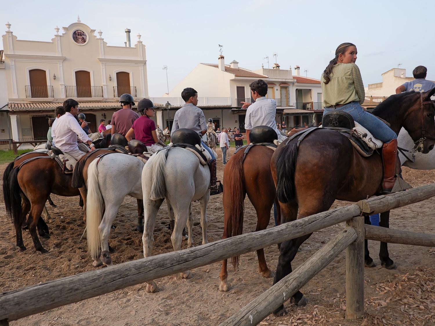 Las carreras de cintas infantiles mantienen viva la tradición ecuestre entre los más pequeños en El Rocío