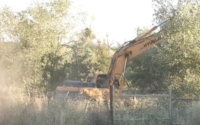 El Ayuntamiento de Almonte desbloquea la limpieza del arroyo de Río Seco tras años de abandono institucional