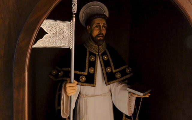 La vara de Santo Domingo: la tradición que dice que ayuda a encontrar pareja llega al Ayuntamiento de Almonte