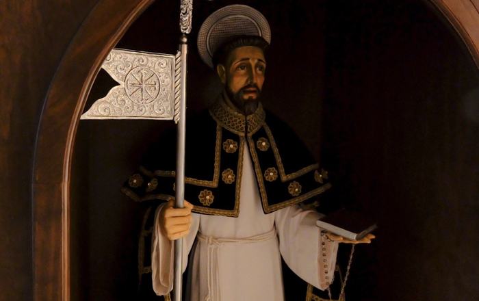 La vara de Santo Domingo: la tradición que dice que ayuda a encontrar pareja llega al Ayuntamiento de Almonte