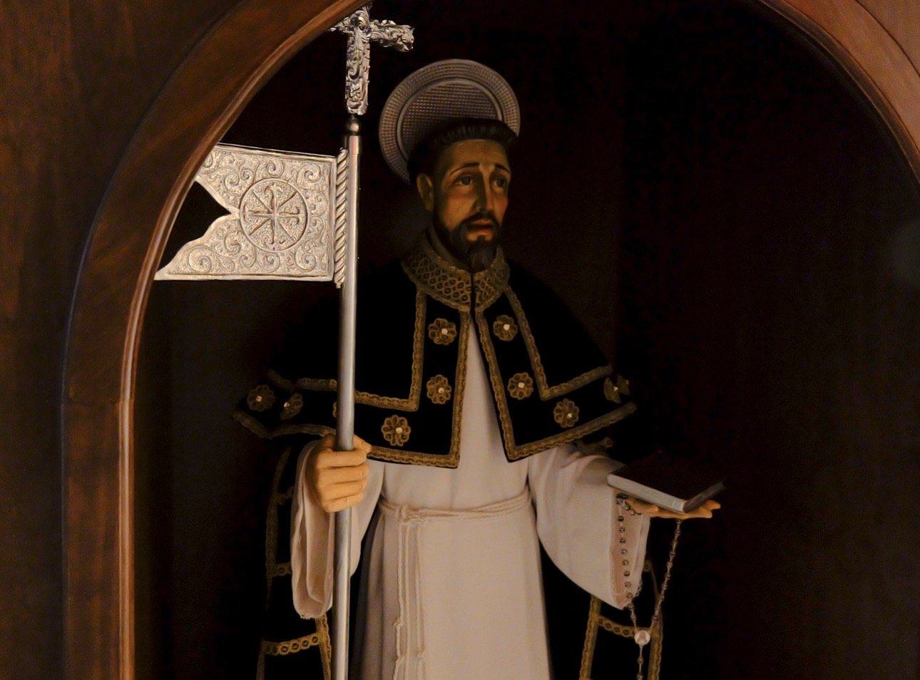 La vara de Santo Domingo: la tradición que dice que ayuda a encontrar pareja llega al Ayuntamiento de Almonte