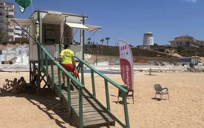 El Ayuntamiento de Almonte amplía hoy una hora más el servicio de salvamento debido al oleaje
