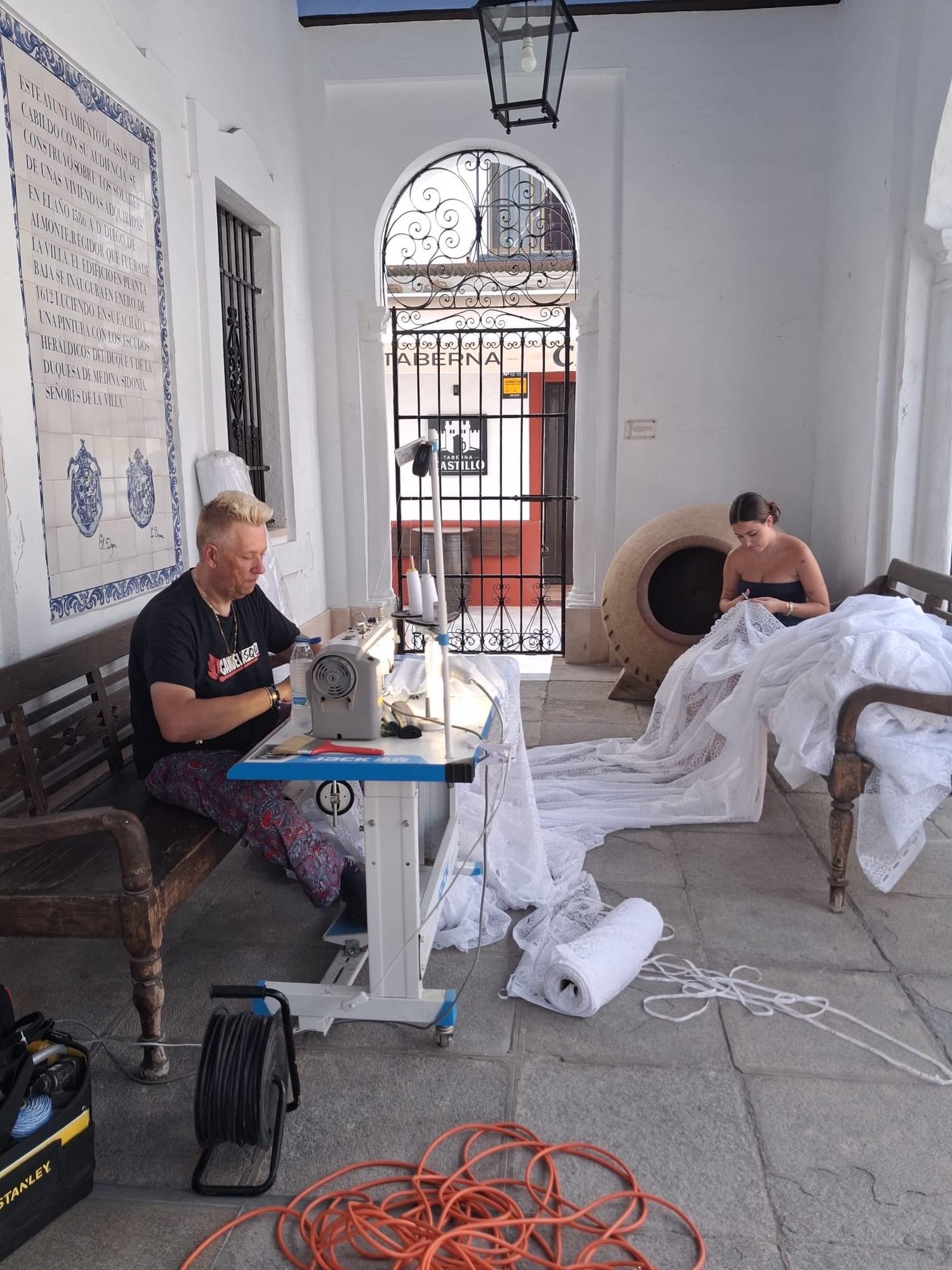 El porche del Ayuntamiento se convierte en un taller de encaje para la Catedral Efímera