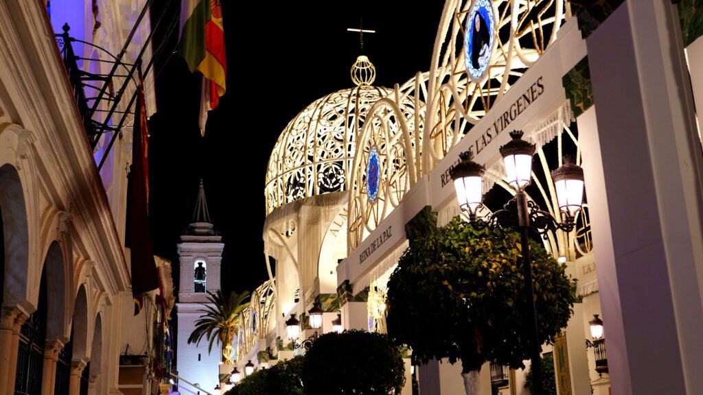 La Catedral Efímera de Almonte une tradición, artesanía y vanguardia