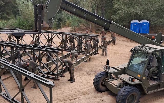 El Ejército de Tierra inicia el montaje de un puente de emergencia para el traslado de la Virgen