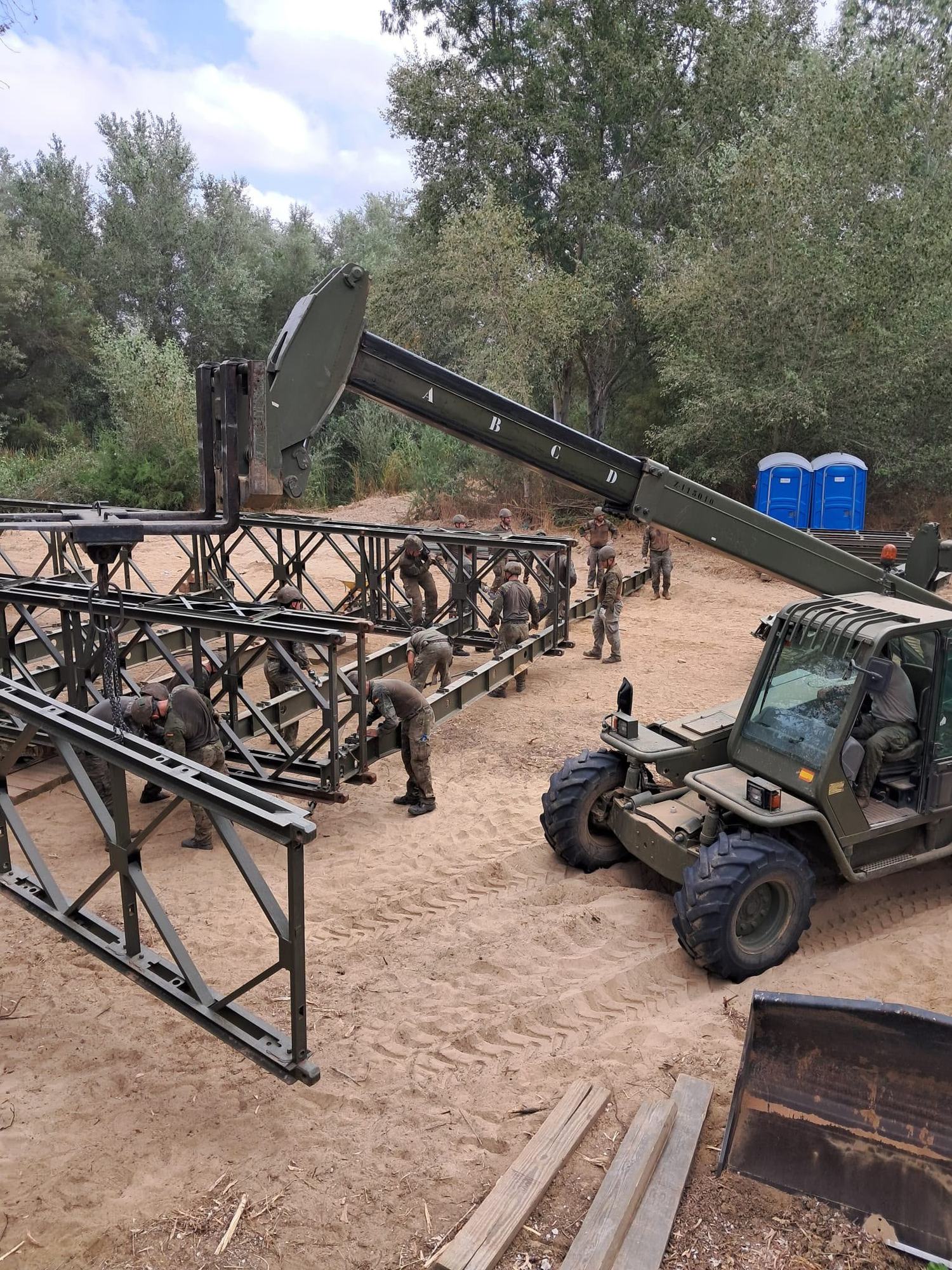 El Ejército de Tierra inicia el montaje de un puente de emergencia para el traslado de la Virgen