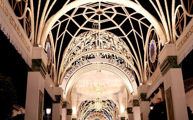 El encendido de la Catedral Efímera arranca un aplauso espontáneo entre los visitantes de la Plaza Virgen del Rocío