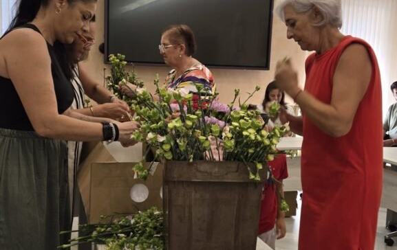 El Salón de Plenos de Almonte se llena de pétalos para recibir a la Virgen del Rocío