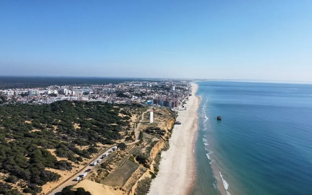 Las obras del paseo marítimo y el asfaltado revalorizan un 10 % los inmuebles en Matalascañas