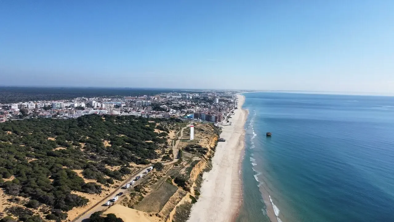 Las obras del paseo marítimo y el asfaltado revalorizan un 10 % los inmuebles en Matalascañas