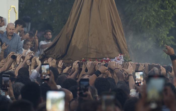La cuna de la devoción: los hombros almonteños donde descansa el cielo