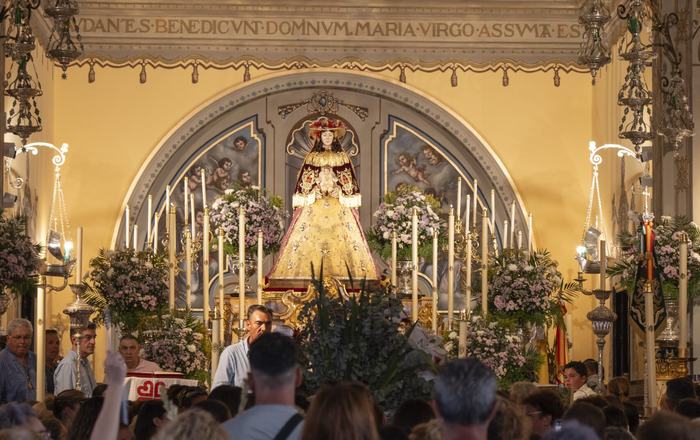 Almonte cubre de flores a su Virgen del Rocío en una multitudinaria muestra de devoción