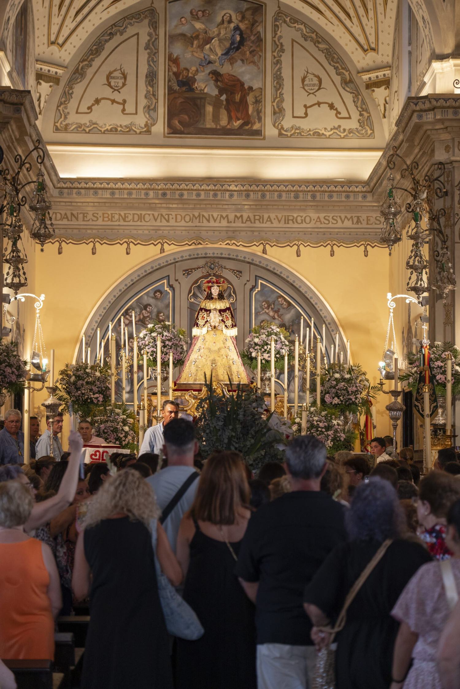 Almonte cubre de flores a su Virgen del Rocío en una multitudinaria muestra de devoción