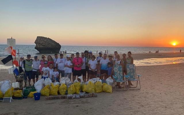 Voluntarios retiran 144 kilos de basura y 6.000 colillas de las playas de Matalascañas, en Doñana (Huelva)