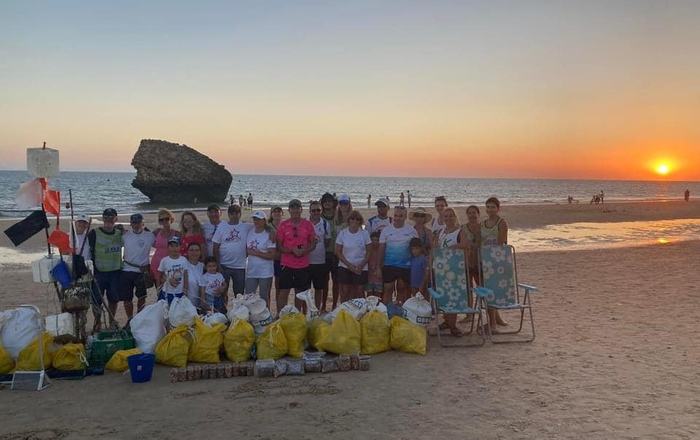 Voluntarios retiran 144 kilos de basura y 6.000 colillas de las playas de Matalascañas, en Doñana (Huelva)