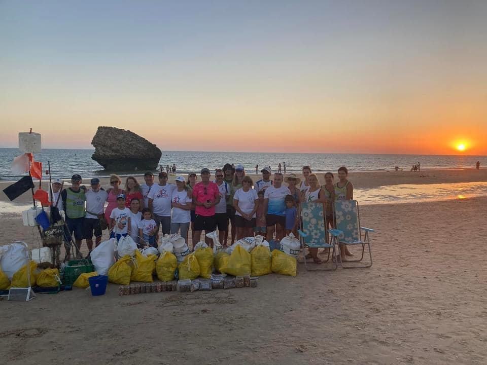 Voluntarios retiran 144 kilos de basura y 6.000 colillas de las playas de Matalascañas, en Doñana (Huelva)