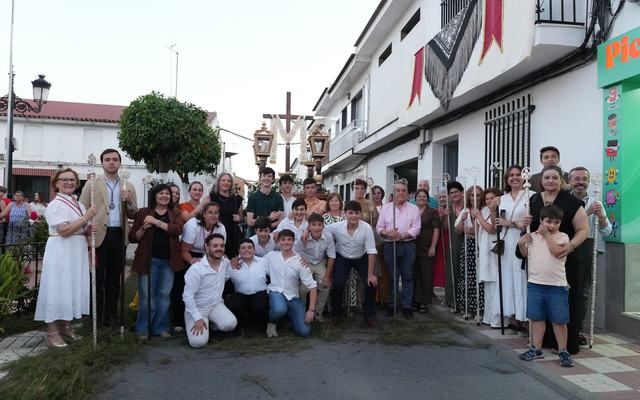Almonte celebra el regreso de la Cruz de Mayo del Camino de la Cerca tras más de una década sin celebrarse