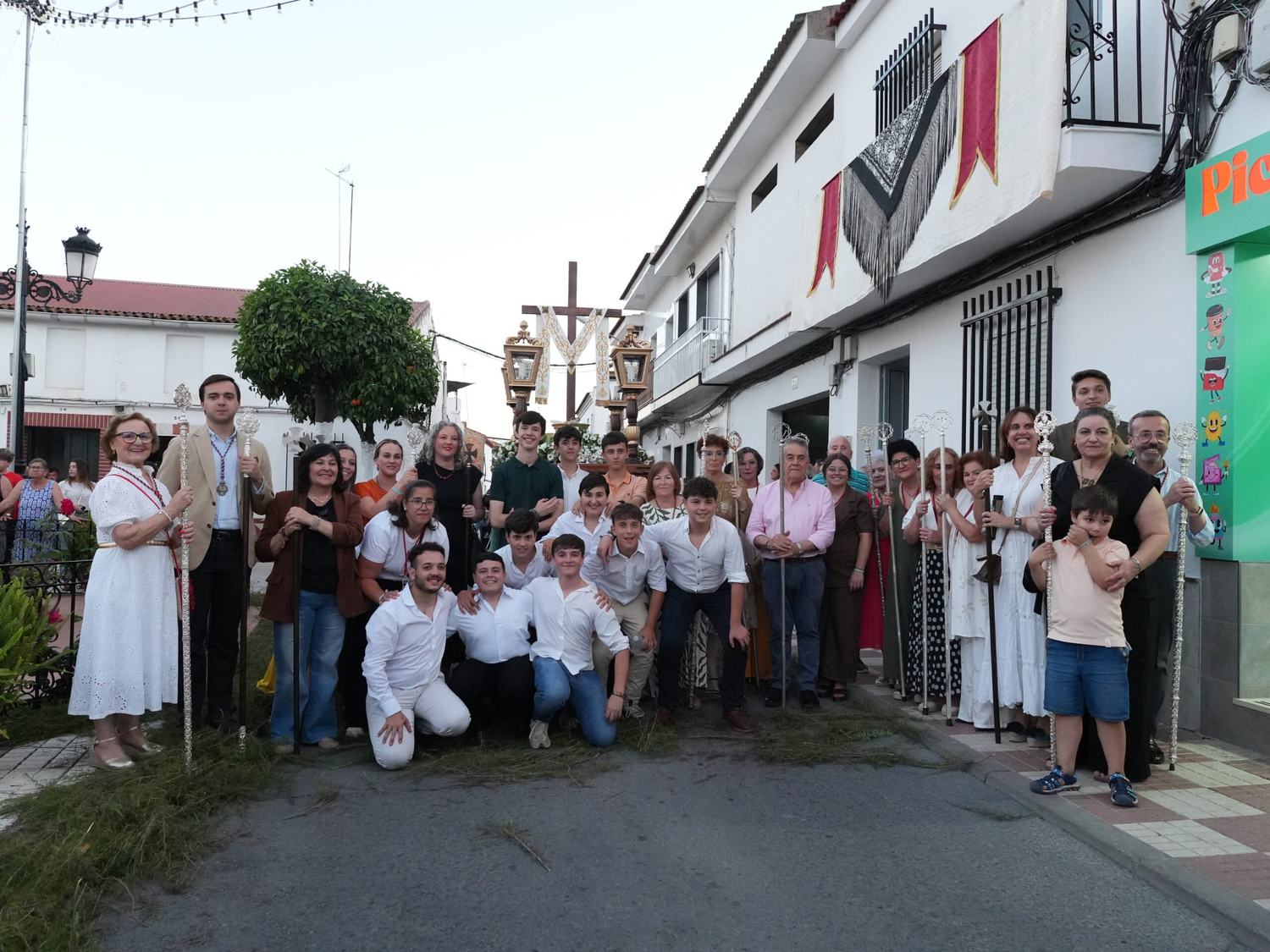 Almonte celebra el regreso de la Cruz de Mayo del Camino de la Cerca tras más de una década sin celebrarse